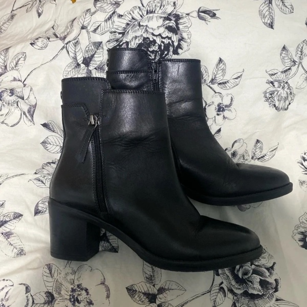 Chic Black Leather Heeled Boots